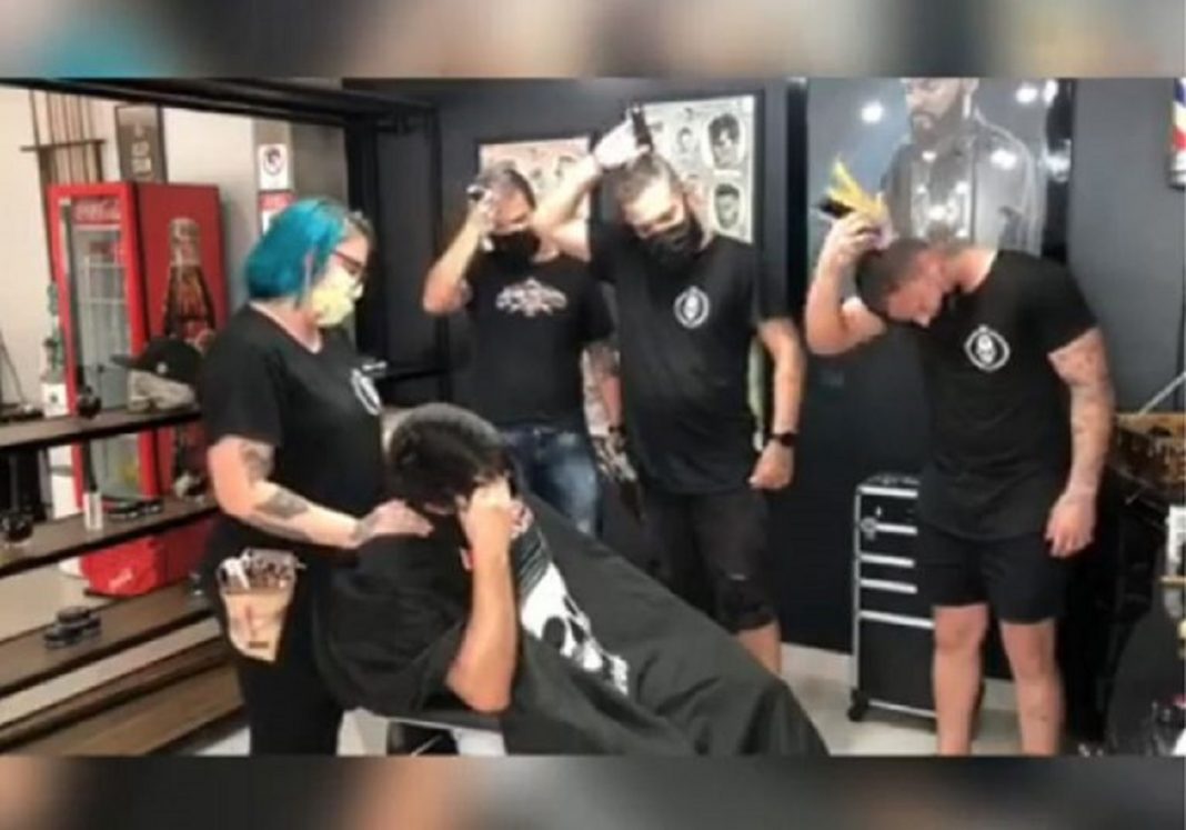 Barbeiros rasparam seus cabelos  para apoiar jovem com câncer e vídeo viralizou