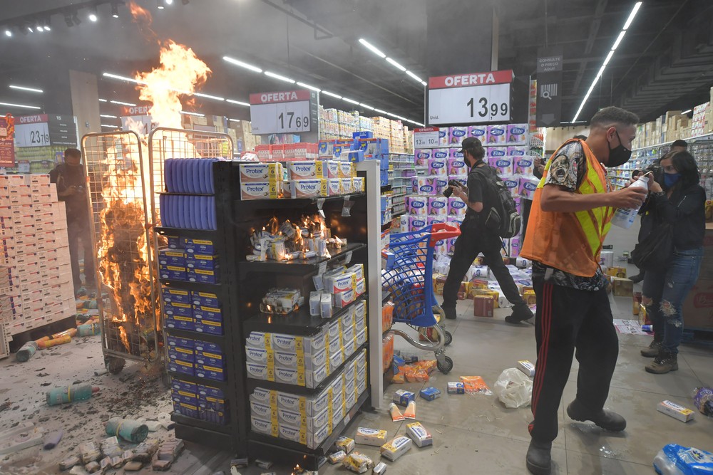 sensivel-mente.com - Carrefour de São Paulo é invadido e depredado em protesto a morte de João Alberto.