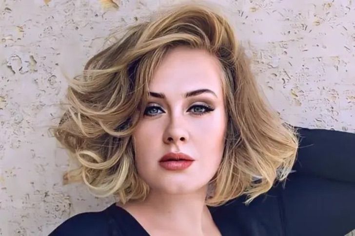 sensivel-mente.com - Os fãs estão confundindo Katy Perry com Adele depois que seu visual mudou. Eles quase parecem gêmeas