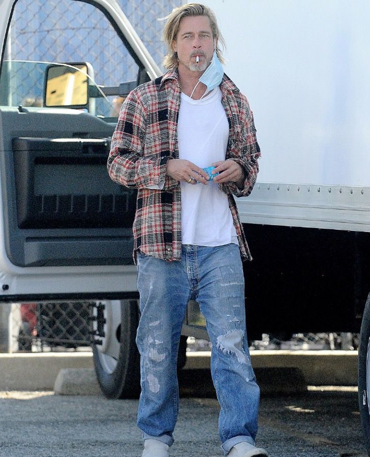 2 4 - Brad Pitt foi fotografado levando comida e ajuda aos necessitados. Ele colabora sem se exibir