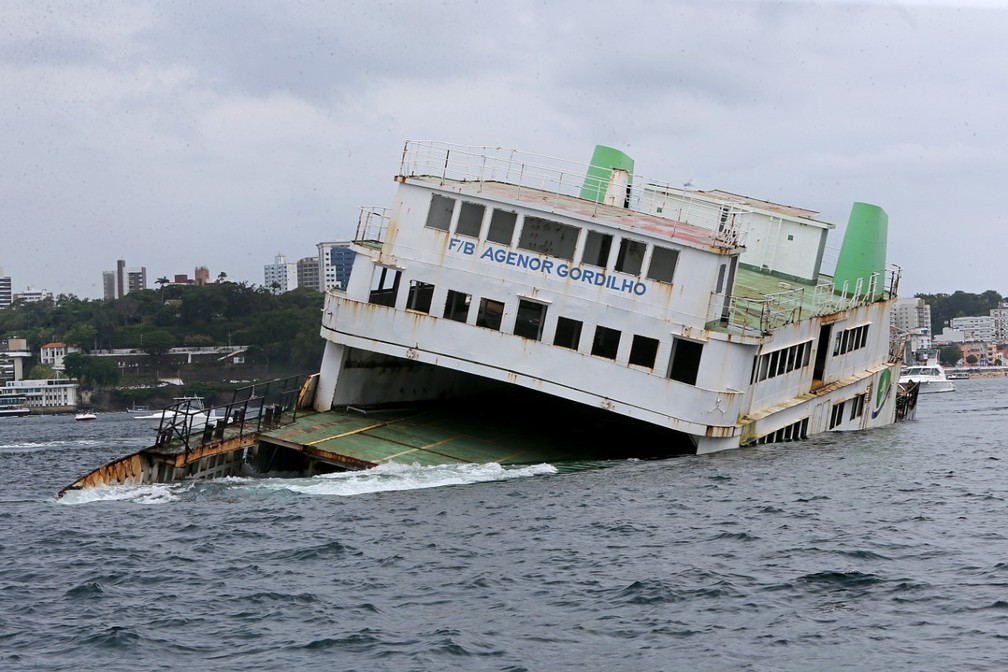 sensivel-mente.com - Embarcações foram afundadas na Baía de Todos-os-Santos para serem utilizados no turismo subaquático