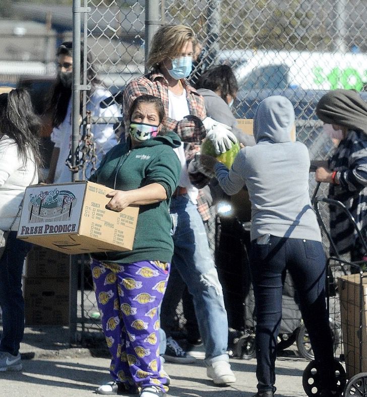 sensivel-mente.com - Brad Pitt foi fotografado levando comida e ajuda aos necessitados. Ele colabora sem se exibir