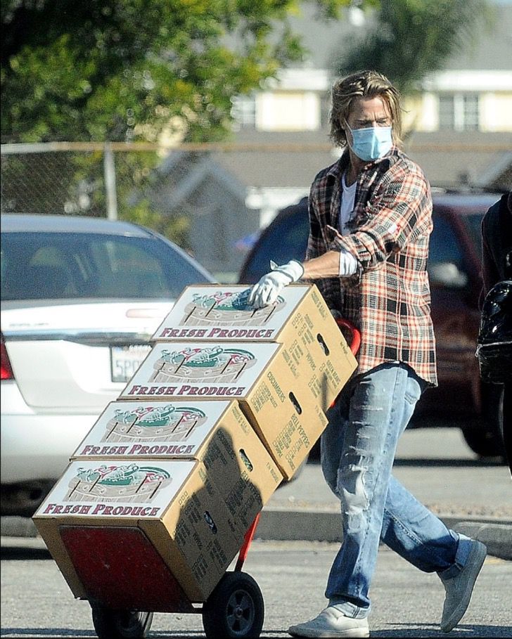 sensivel-mente.com - Brad Pitt foi fotografado levando comida e ajuda aos necessitados. Ele colabora sem se exibir