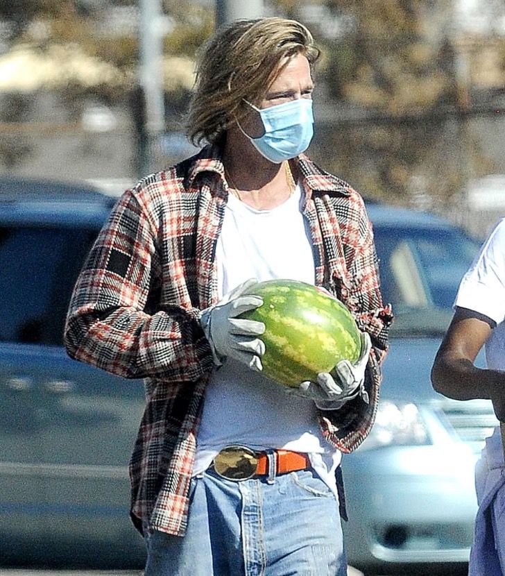 sensivel-mente.com - Brad Pitt foi fotografado levando comida e ajuda aos necessitados. Ele colabora sem se exibir