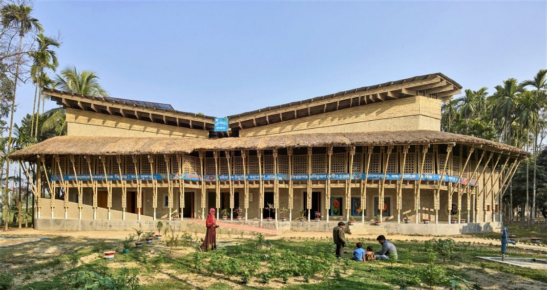 Mulheres indianas construíram um centro para pessoas com deficiência apenas com bambu e barro.