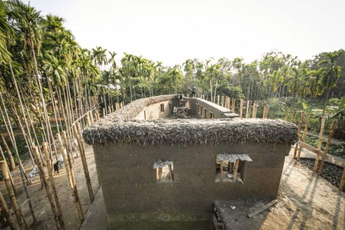 sensivel-mente.com - Mulheres indianas constru&iacute;ram um centro para pessoas com defici&ecirc;ncia apenas com bambu e barro.