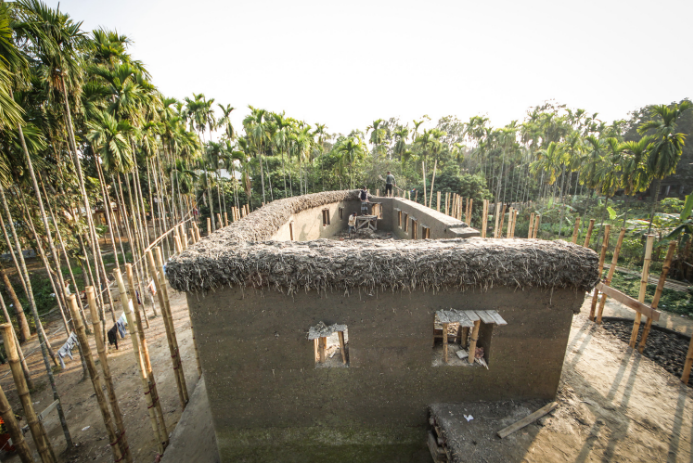 sensivel-mente.com - Mulheres indianas construíram um centro para pessoas com deficiência apenas com bambu e barro.