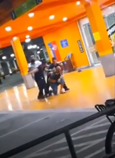 Captura de Tela 137 - Conforme vídeo, Beto Freitas foi SUFOCADO durante 4 minutos em frente 15 testemunhas no Carrefour do RS