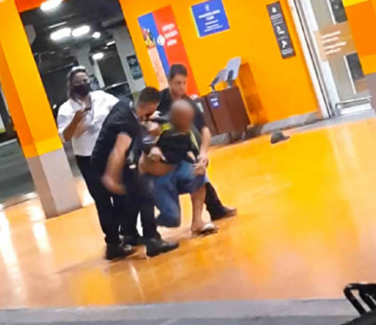 Conforme vídeo, Beto Freitas foi SUFOCADO durante 4 minutos em frente 15 testemunhas no Carrefour do RS