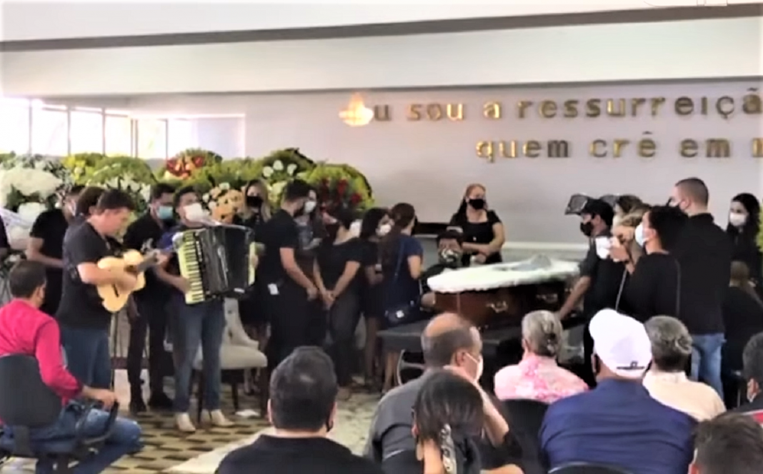 Em velório do pai, Zezé Di Camargo toca sanfona e canta “É o Amor”