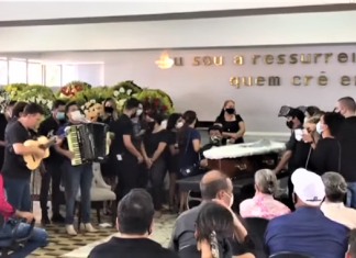 Em velório do pai, Zezé Di Camargo toca sanfona e canta “É o Amor”