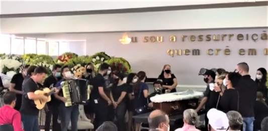 Em velório do pai, Zezé Di Camargo toca sanfona e canta “É o Amor”