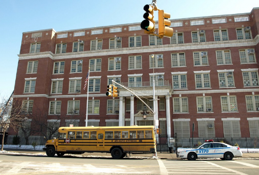 Prefeitura de Nova York ordena fechamento de escolas na tentativa de conter explosão da Covid-19