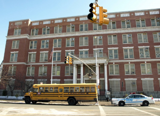 Prefeitura de Nova York ordena fechamento de escolas na tentativa de conter explosão da Covid-19