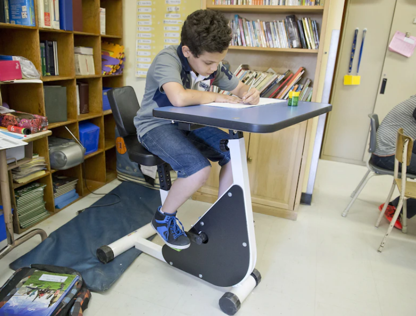 sensivel-mente.com - Escola cria mesa de estudo com pedal para os alunos com hiperatividade