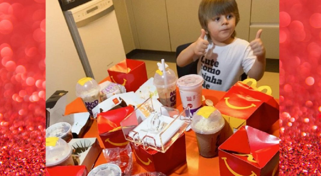 Garotinho de 3 anos usou o celular da mãe e fez “maior festa” de R$ 400 com milk shakes e hambúrgueres no Recife