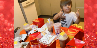 Garotinho de 3 anos usou o celular da mãe e fez “maior festa” de R$ 400 com milk shakes e hambúrgueres no Recife