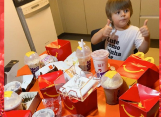 Garotinho de 3 anos usou o celular da mãe e fez “maior festa” de R$ 400 com milk shakes e hambúrgueres no Recife