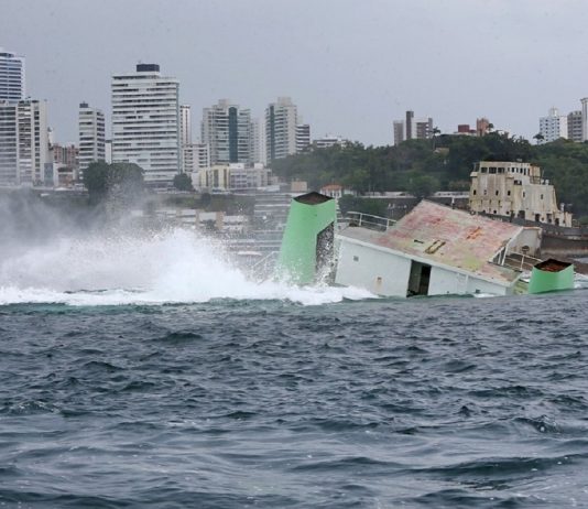 Embarcações foram afundadas na Baía de Todos-os-Santos para serem utilizados no turismo subaquático