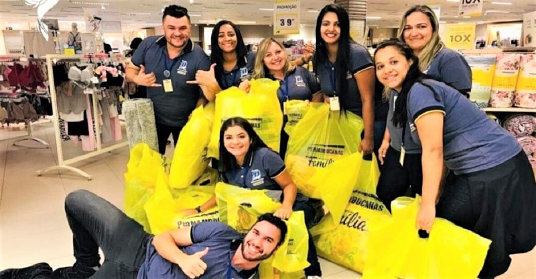 Funcionários de uma loja compraram produtos para ajudar a colega atingir a meta de vendas e ganhar a comissão