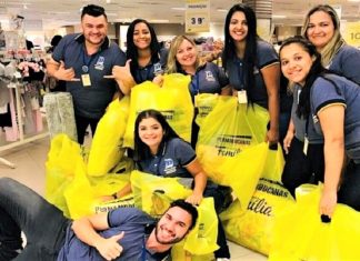 Funcionários de uma loja compraram produtos para ajudar a colega atingir a meta de vendas e ganhar a comissão