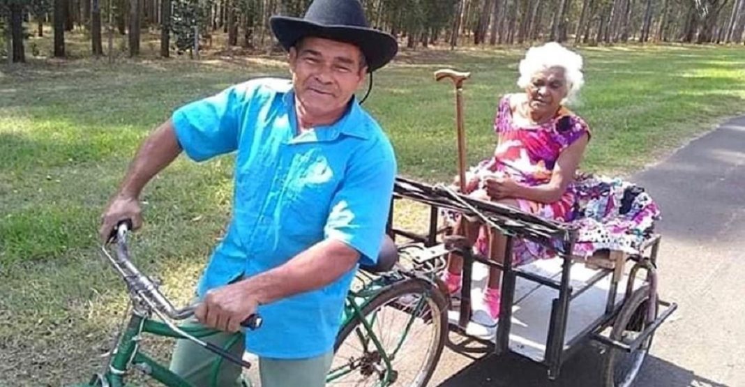 Idoso adapta uma bicicleta para andar todos os dias com sua esposa. Um verdadeiro cavalheiro!