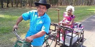 Idoso adapta uma bicicleta para andar todos os dias com sua esposa. Um verdadeiro cavalheiro!