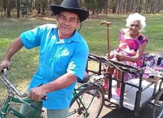 Idoso adapta uma bicicleta para andar todos os dias com sua esposa. Um verdadeiro cavalheiro!