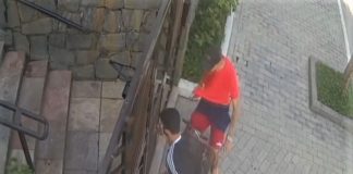 Rapaz jogou seu celular pelo portão para evitar prejuízo em assalto no Guarujá SP: Vídeo