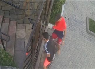 Rapaz jogou seu celular pelo portão para evitar prejuízo em assalto no Guarujá SP: Vídeo