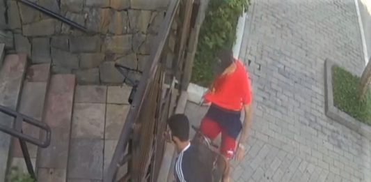 Rapaz jogou seu celular pelo portão para evitar prejuízo em assalto no Guarujá SP: Vídeo