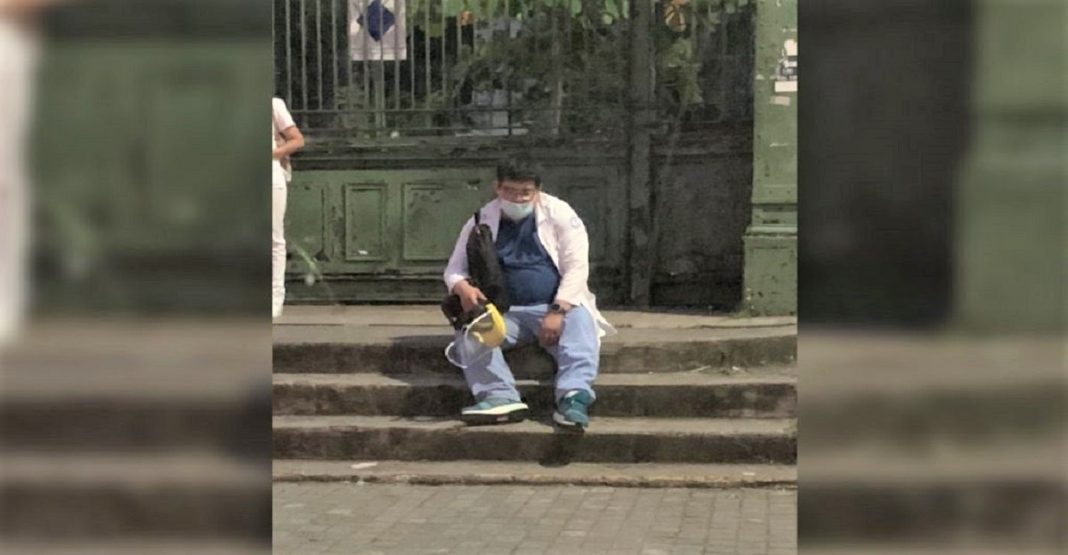 Exausto, o médico adormeceu na porta do hospital após 36 horas de plantão.