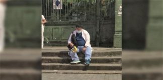 Exausto, o médico adormeceu na porta do hospital após 36 horas de plantão.