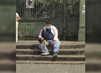 Exausto, o médico adormeceu na porta do hospital após 36 horas de plantão.