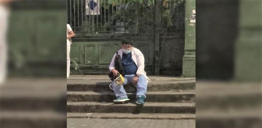 Exausto, o médico adormeceu na porta do hospital após 36 horas de plantão.