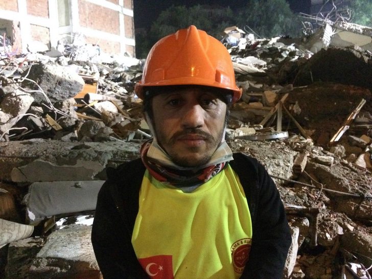 sensivel-mente.com - O homem com nanismo se torna o herói ao resgatar pessoas na Turquia. Seu tamanho é sua grande vantagem