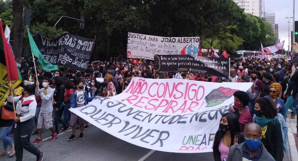 sensivel-mente.com - Carrefour de São Paulo é invadido e depredado em protesto a morte de João Alberto.