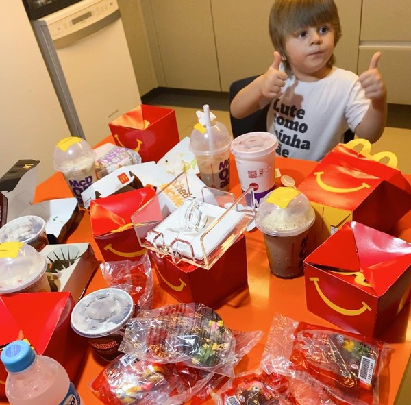 sensivel-mente.com - Garotinho de 3 anos usou o celular da mãe e fez “maior festa” de R$ 400 com milk shakes e hambúrgueres no Recife