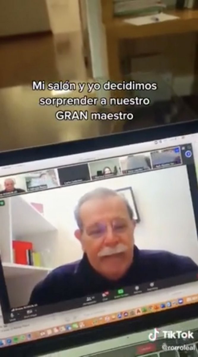 sensivel-mente.com - “Estou chorando muito ”: Professor derrama lágrimas após o gesto que seus alunos fizeram por vídeo