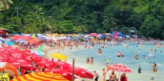 Medo de contaminação não espanta turistas e litoral norte de SP lota aguardando “a virada”