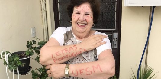 Uma idosa se formou no colégio aos 66 anos, venceu o câncer e foi aprovada no vestibular