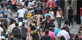 Centros comerciais em SP voltam às atividades com ruas lotadas, aglomerações e muitos sem máscaras e brigas (vídeo)