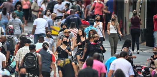 Centros comerciais em SP voltam às atividades com ruas lotadas, aglomerações e muitos sem máscaras e brigas (vídeo)