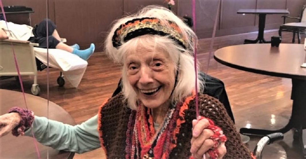 O sorriso de quem venceu o Covid duas vezes aos 102 anos