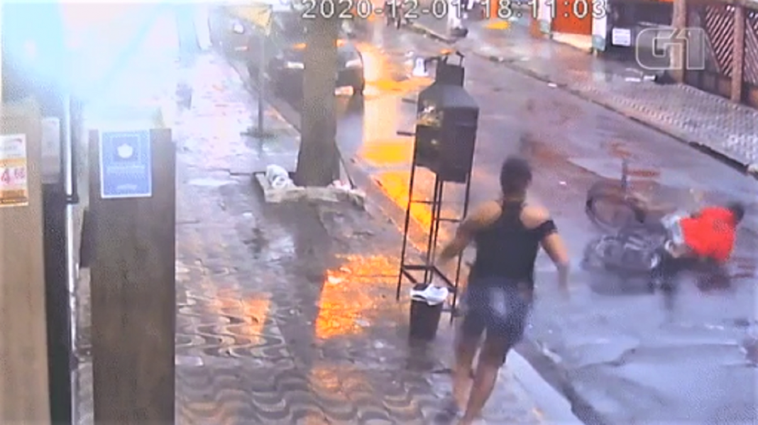 Mulher reagiu a um assalto, correu e derrubou o ladrão com golpe de guarda-chuva e recupera o celular (Vídeo)