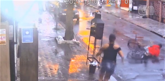Mulher reagiu a um assalto, correu e derrubou o ladrão com golpe de guarda-chuva e recupera o celular (Vídeo)