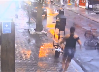 Mulher reagiu a um assalto, correu e derrubou o ladrão com golpe de guarda-chuva e recupera o celular (Vídeo)