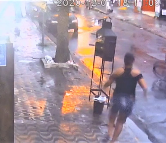 Mulher reagiu a um assalto, correu e derrubou o ladrão com golpe de guarda-chuva e recupera o celular (Vídeo)