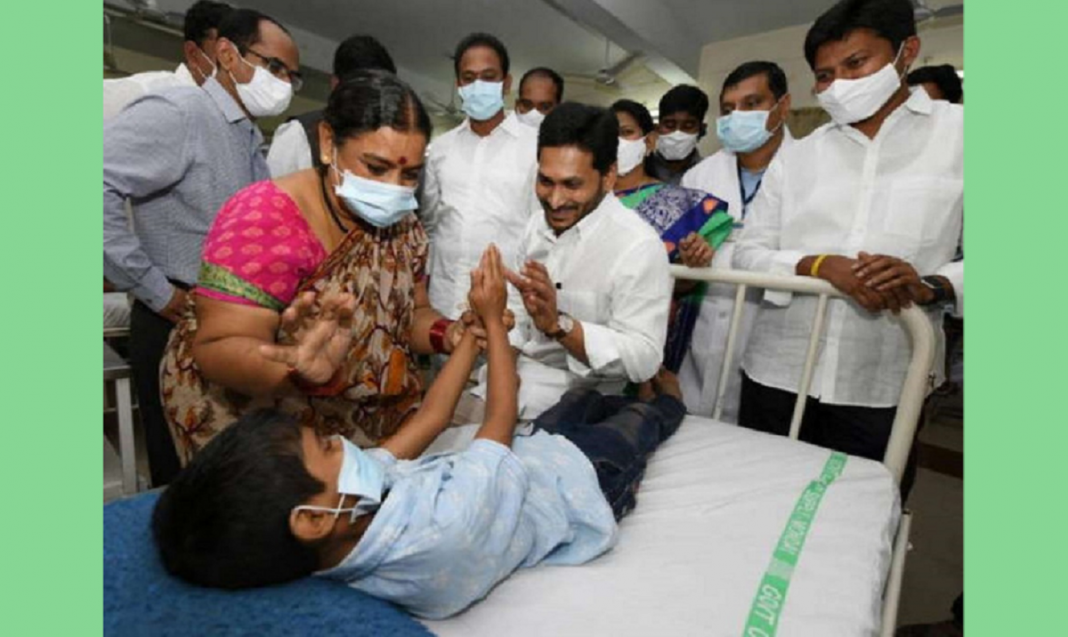 Surto misterioso e desconhecido infecta mais de 450 pessoas na Índia, muitos estão hospitalizados