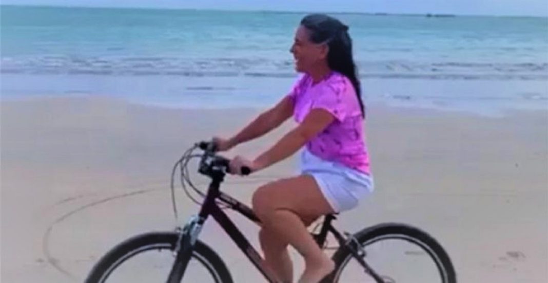 Glória Pires, aos 57 anos, celebra dar o primeiro passeio de bicicleta de sua vida: ”Nunca é tarde”